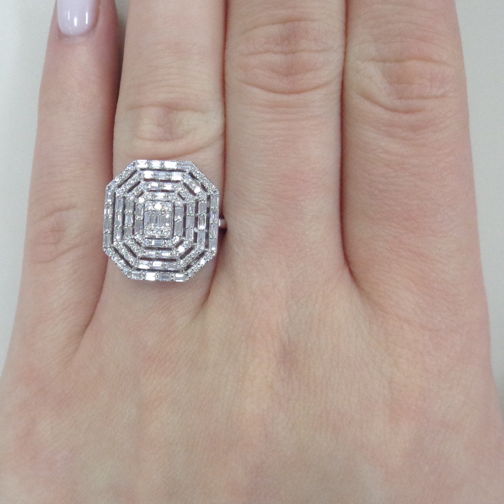 Кольцо из белого золота с бриллиантами